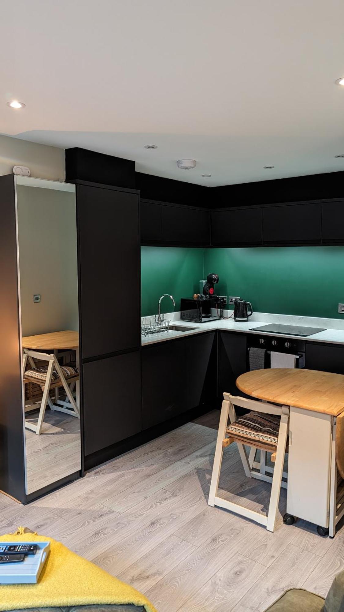 Staycation With Free Parking Apartamento
